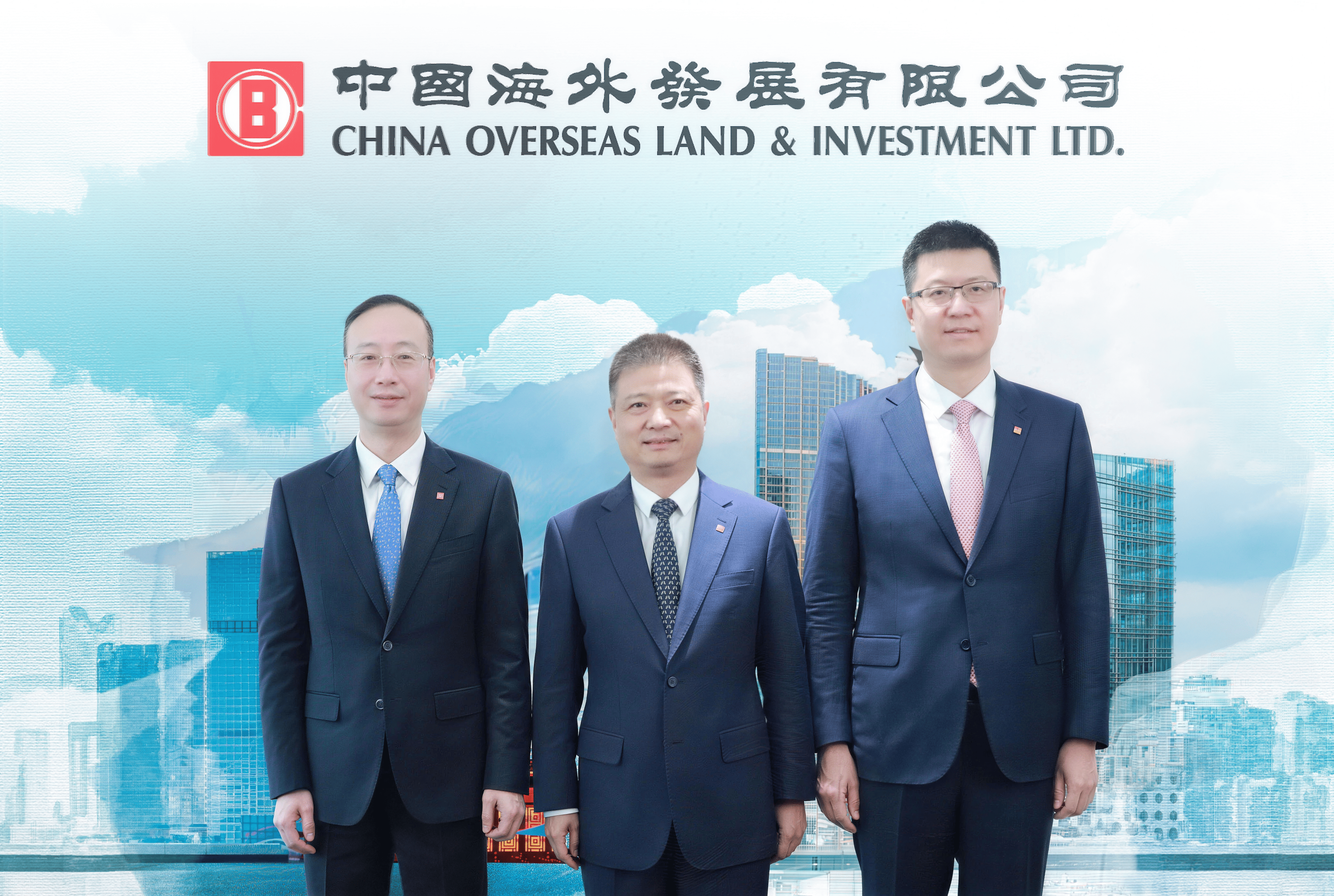 中国海外发展有限公司管理层合影：(左至右) 副总裁郭光辉先生、主席颜建国先生及行政总裁张智超先生